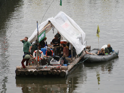 Floß von Robin Wood passiert am 12.8.2010 die Schleuse