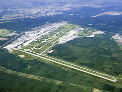 Flughafen Frankfurt mit den Paralellbahnen Nord und S&uuml;d, sowie der Startbahn (West)