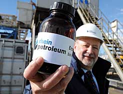 Foto: Rhein Petroleum. Dr. Suana mit Erdöl