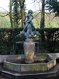 Brunnen mit tanzenden Figuren