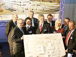 Hochkartige Besetzung: J.-F. Kaufeler (Zentrumsleiter ESOC), Prof. Jefer (Architekt), G. Winters (ehem. Zentrumsleiter ESOC), J.-J. Dordain (ESA Generaldirektor), P. Hintze (Staatssekretr BMWi), J. Wrner (DLR Vorstandsvorsitzender), E. Khne-Hrmann (Hess. Ministerin fr Wissenschaft und Kunst), K.-P. Willsch (MdB aus Hessen), W. Hoffmann (OB Darmstadt) 