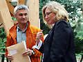 Stadträtin Silke Klinger überreicht Jürgen Römer die Genehmigungsurkunde