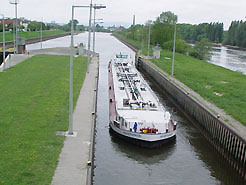 Blick auf eine der Schleusenkammern und auf den Main (rechts)