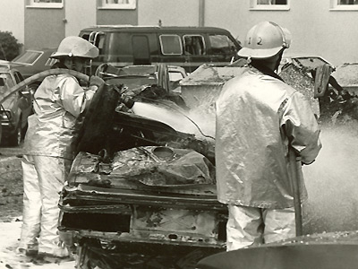 Löscharbeiten durch die feuerwehr der Air Base