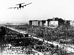 "Rosinenbomber" über dem zerstörten Berlin