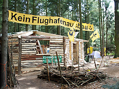 Hütte der Bürgerinitiativen gegen eine Flughafenerweiterung