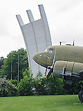 Luftbrückendenkmal Frankfurt-Flughafen, im Vordergund eine C-47