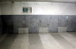 Aufenthaltsraum. Noch gut erkennen  sind die Konturen der Bnke, auf der die Menschen Rcken an Rcken saen.
