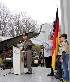 Gail Halvorsen mit Celeste Warner-Heymann -Luftbrcke Chapter e.V.- und Boyscouts