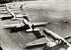 Entladung von Rosinenbombern in Berlin