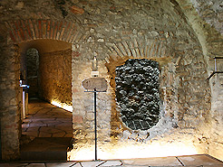 Brunnenstube mit Brunnen neben dem Durchgang zum Nebenraum