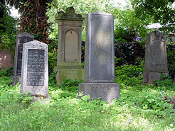 Grabmale aus verschiedenen Materialien auf dem jüdischen friedhof Groß-Gerau