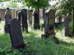 Grabsteine aus  Main-Neckar-Sandstein sowie aus Granit und  Quarzit