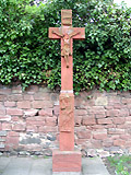 Im Garten: Wegkreuz aus dem Jahr 1720, gestiftet von Meister Elias Kochbrger und Schumacher. Es stand ehemals an der Kurmainzerstrae und wurde dann in den Kirchgarten versetzt.
