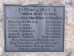 Gedenktafel mit den Namen der Ermordeten
