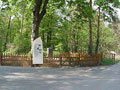 Platz mit Gedenkstein und Informationstafel