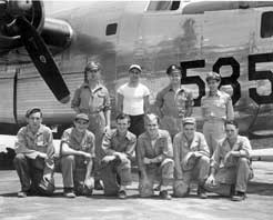 B-24 mit dem berlebenden  Sidney E. Brown (2. v.r.)