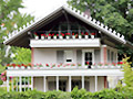 Petrihaus mit zweiseitigem Balkon und Blumenschmuck