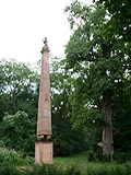 Schwedensule, rechts: Feutner Eiche