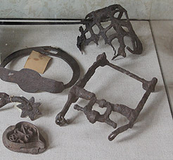 Fundstcke von dem  Bereich der Schwedensule, gesehen um Museum Erfelden