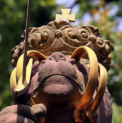 Lwenkopf mit Sturmhaube