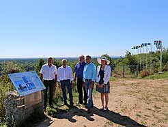 Olaf Doerenbecher und Wolfgang Matthes (beide Riedwerke), Brgermeister Heinz-Peter Becker, Erster Kreisbeigeordneter Walter Astheimer sowie Corina Preiser, die an der Hochschule RheinMain in Rsselsheim ihre Bachelorarbeit ber das Projekt verfasst hat.
