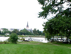 Blick von der Insel Mariannenaue nach Eltville-Erbach