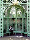 Sitznische mit Sonnenmaske in der Palaisgartenachse