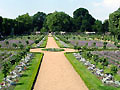 Rabatte, rechts und links der Hauptachse im Prinz-Georg-Garten