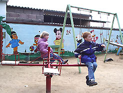 Dayna und Marc auf dem Spielplatz im Vogelpak