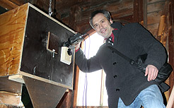 Jrgen Hoyer bei der Kontrolle des Nistkastens