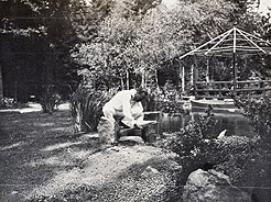 Ernst Ludwig in seinem neu angelegten Japanischen Garten um 1910