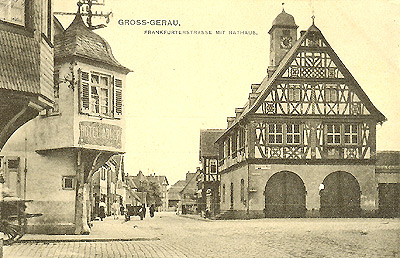 Frankfurter Straße mit Rathaus und Hotel Adler