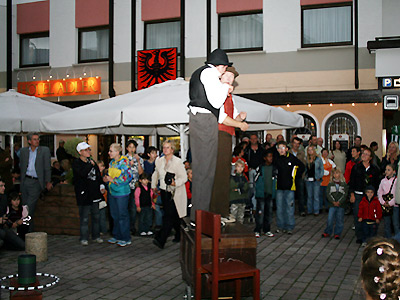Aktionen vor dem Hotel Adler